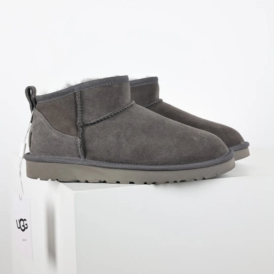 Pick up locally 💰520 Core recommendation Good price It is a very suitable choice for keeping warm in winter and at home. In the new year, uug launched a series of styles, which are partial to the preferences of young consumers and have also moved to the forefront of fashion trends. Shoe body material Water-repellent coated suede upper 17mm UGGPURE™ implantable wool insole Lightweight non-slip comfortable rubber outsole With brand LOGO trademark Comes with a full set of packaging Size: 35 36 37 38 39 40 41 42 43 44
